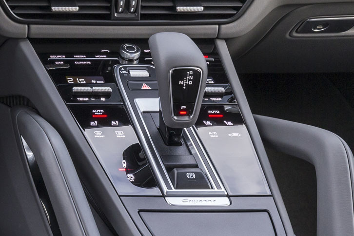 トランスミッションは全車で8段ATを採用。パーツサプライヤーはZF。