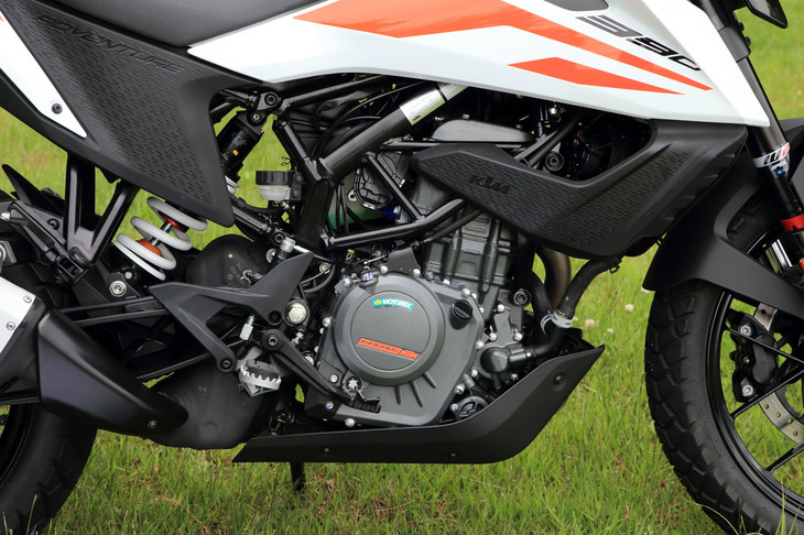 エンジンは「390デューク」と同じ排気量373.2ccの水冷4ストローク単気筒DOHC 4バルブを採用。最高出力44PSと最大トルク37N・mを発生する。