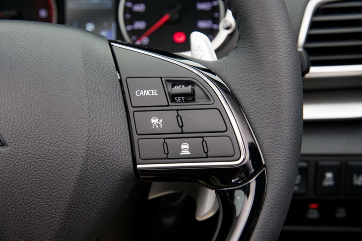 ガソリン車も含めて「M」以外のグレードには渋滞追従機能付きのアダプティブクルーズコントロールが備わる。ステアリングアシスト機能の設定はなく、車線逸脱警告のみ。