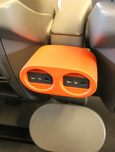 これは「イタロ号」の電源アウトレット。