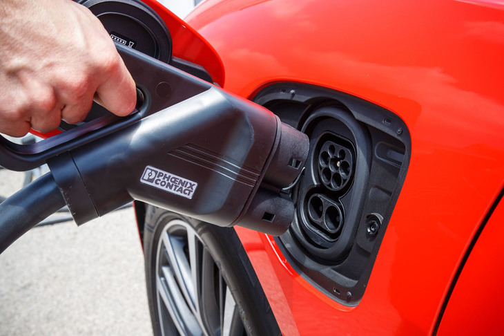 給電口は左フロントフェンダー部にレイアウトされる。100kWのDC充電器を使用した場合、40分で80％まで充電できる。