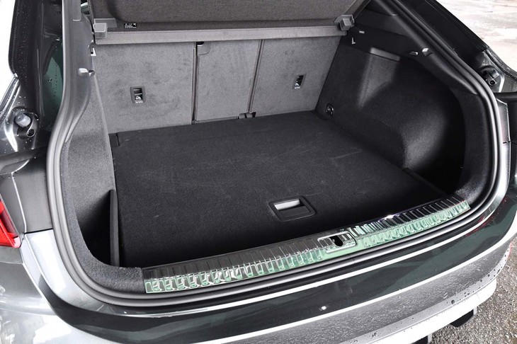 荷室の容量は5人乗車時で530リッター。3分割式の後席をアレンジすることで長尺物にも対応できる。