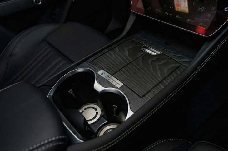 センターコンソールには、マセラティの創業111周年を記念した専用プレートを装着。