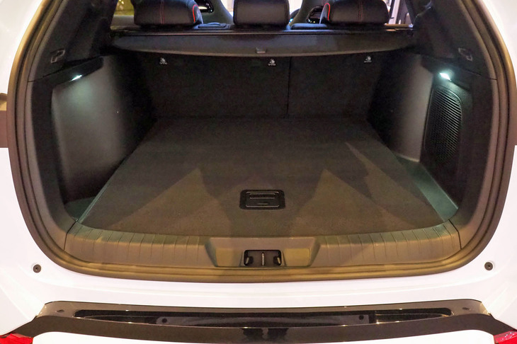 荷室容量は後席使用時で425リッター、後席格納時で1440リッターとなる。