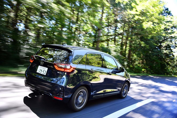 「コーナリングでの修正舵が少なくて済むのもいいところ。運転が楽だし、すごく安心できる」（土屋氏）