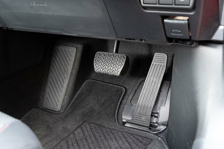 新型からアクセルペダルがオルガン式に変わった。パーキングブレーキも足踏み式からスイッチ操作による電動式に改められた。