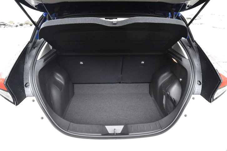 荷室の容量は435リッター。後席の背もたれを前方に倒すことで、さらに拡大できる。（写真をクリックすると荷室のアレンジが見られます）