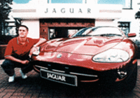 ジャガー、マイケル・オウエンにXK8(8/12)