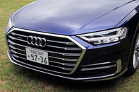 フロントまわりでは、エッジの効いた新世代のシングルフレームグリルが目を引く。対向車や先行車を検知して状況に合わせた配光を行う「HDマトリクスLEDヘッドライト」はパッケージオプションとして用意される。