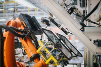 ロボットが導入されているのはウィンドウに接着剤を塗布する工程のみだ。