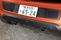 リアビューのアクセントとなっている2本出しのクロームエキゾーストパイプ。排気流と排気圧を最適化するため、「GT」ではエキゾーストシステムにも手が加えられている。