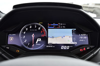 メーターは液晶表示となる。写真はタコメーター（レッドゾーンは8500rpmから）とナビの地図を表示させたところ。