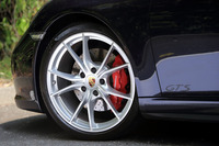 細身のスポークが印象的な「911カレラGTS」の20インチホイール。タイヤは「ピレリPゼロ」が組み合わされていた。