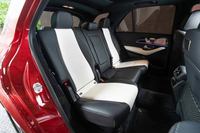 2列目シートは背もたれに電動調整機構が標準で備わるほか、「AMGライン」装着車ではシートヒーター（左右席）も装備される。