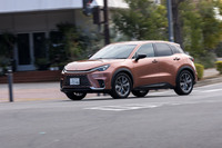 既存のモデルとは異なるハイブリッドシステムも「LBX」の特徴だ。バッテリーには容量5Ahのバイポーラ型ニッケル水素電池を使用。フロントモーターの最高出力は94PSと「ヤリス クロス」より14PS高く、4WD車ではリアモーターの出力も若干高められている。