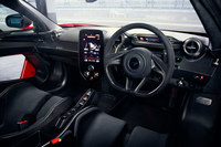 「マクラーレン・セナ」のインテリア。軽量化のためにアルカンターラ（オプションでレザーも選択可能）の内張りは最小限にとどめられており、各所にボディーを形成するカーボンファイバーがのぞいている。