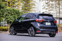 「フィットe：HEV RS」のリアビュー。サイドガーニッシュやリアバンパー、リアスポイラーがスポーティーな専用デザインのアイテムになっている。