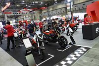 話を「東京モーターサイクルショー」に戻すと、今回初めて、中国のQJモーターが出展。巨大なブースを広げて来場者の注目を集めていた。