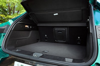 ラゲッジスペースの容量は385リッターと、必要十分な広さを確保。後席にはスルーローディング機能が備わっており、長尺物を積みながらの4人乗車も可能だ。