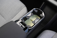 センターコンソールに収納式のドリンクホルダーを内蔵。アームレストの手前にパワーウィンドウとドアロック／アンロックのスイッチが配置される。パワーウィンドウスイッチは、フロント／リアの切り替え式になっている。