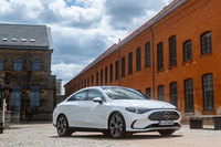 「メルセデス・ベンツCLA」は2013年に初代がデビュー。3代目となる新型では電気自動車とハイブリッド車をラインナップする完全な電動化モデルになった。