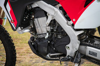 エンジンは449ccの水冷4ストローク単気筒OHC 4バルブ。「CRF450R」のものを基に、バルブタイミングや圧縮比など、クランクウェイトの形状など、各所に手が加えられている。