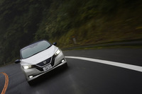 回生ブレーキと機械式ブレーキが統合制御される新型「リーフ」。日常走行における減速の約9割をアクセルペダルの操作だけでカバーできる。