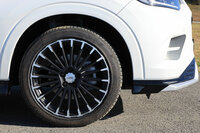 ツヤ消しブラックの塗装と切削加工を組み合わせた19インチアルミホイール「MDC」。リムにフローフォーミング加工を施すことで、軽量化と高い剛性を両立している。