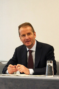 ディーゼルエンジンの有用性について語るヘルベルト・ディース氏。