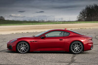 ボディーサイズは全長×全幅×全高＝4959×1957×1353mm（「トロフェオ」のみ全長＝4966mm）と、クーペとしてはかなり大柄だ。写真はICEVモデルのトロフェオ。