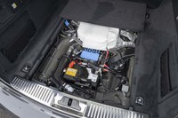 荷室のフロア下には、48Vマイルドハイブリッドシステム用のバッテリーがおさまる。