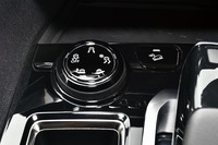 「アドバンスドグリップコントロール」とは、駆動輪へのエンジントルクとブレーキを制御するトラクションコントロール機能のこと。「スノー」「マッド（泥やぬかるみ）」「サンド（砂地）」のモードを備える。