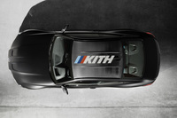 「BMW Mストライプ」と「KITH」のロゴが組み合わされたKITHカーボンルーフは、オプションアイテムとして用意されている。