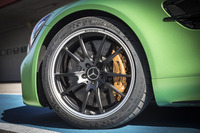 今回の試乗の舞台は一般公道とサーキット。後者向けの試乗車には「ミシュラン・パイロットスポーツ カップ2」が装着されていた。