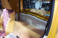 「ジムニーシエラ ピックアップスタイル」は2人乗りだが、シートの後方には荷物の積載スペースが確保されている。