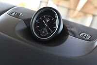 ダッシュボードの中央には、エンブレム入りのクロックが配置される。