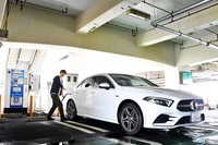 「A250eセダン」への給電を試みる筆者。同モデルは普通充電だけでなくCHAdeMO規格の急速充電にも対応している。