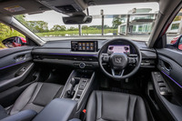 水平基調のデザインが印象的な、新型「アコード」のインテリア。最新のコネクティビティーとインフォテインメントシステムが採用されている。