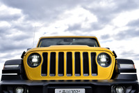 ジープらしさを演出するフロントの「7スロットグリル」と、丸目のランプを組み合わせた「ラングラー」のフロントフェイス。「CJ」をモチーフとする意匠を採用しながらも、ヘッドランプがLED式になるなどモダン化が図られている。