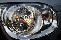 軽自動車で初めてステアリング連動ヘッドランプ「AFS」を装備。ステアリング操作に応じて、ヘッドランプの照射方向を最適化する「スイブル方式」を採用している。