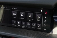 10.9インチのタッチ式センターモニター。インフォテインメントシステムは、ワイヤレスのインターネットアクセスやApple CarPlayをはじめとするアプリに対応している。