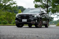 1.8リッターターボエンジンを搭載した「スポーツ」。車重はハイブリッド車より100kgほど軽く、それに合わせてサスペンションの調律も変更されている。