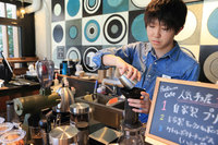 もろもろの取材撮影を終え、あらためて「ポディウムカフェ」でコーヒーをいただく。「バイパー」が展示されるのを見届けるためで、決してサボっているわけではないのであしからず。