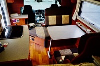 中央のリビングダイニング。机を下に収納して背もたれをはめるとシングルベッドに変身！