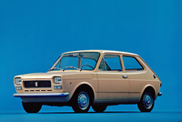 1971年「フィアット127」。リアエンジンの「850」の後継となるモデル。「ゴルフ」よりひとまわり小さい、今で言うところのBセグメント級で、2ボックスだが当初は2ドアのみ。翌1972年に3ドアが追加された。