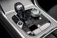 クリスタル製のシフトノブが目を引くセンターコンソール。周囲にはインフォテインメントシステムの操作スイッチや走行モードのセレクターが並ぶ。