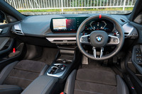 カーブドディスプレイを中心にレイアウトしたインテリアは最新のBMW車に共通のテイスト。ステアリングのセンターマークなどにMらしさが漂っている。