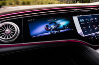 今回の試乗車では、105万円の有償オプションとなる「デジタルインテリアパッケージ」が選択されていた。助手席に12.3インチサイズ、ダッシュボードセンターに17.7インチサイズの有機ELディスプレイが組み込まれる「MBUXハイパースクリーン」が装備されたその光景は、実に未来的である。