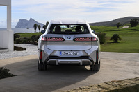 大胆な斜線をあしらったテールランプがリアビューを特徴づけている。キャビンがギュッと絞り込まれているのは空力のためだろうか。