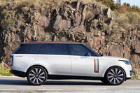 すぐれた悪路走破性で知られるSUV「ランドローバー・レンジローバー」。国内販売の始まった新型には、レンジローバー初となる3列7人乗り仕様もラインナップされている。